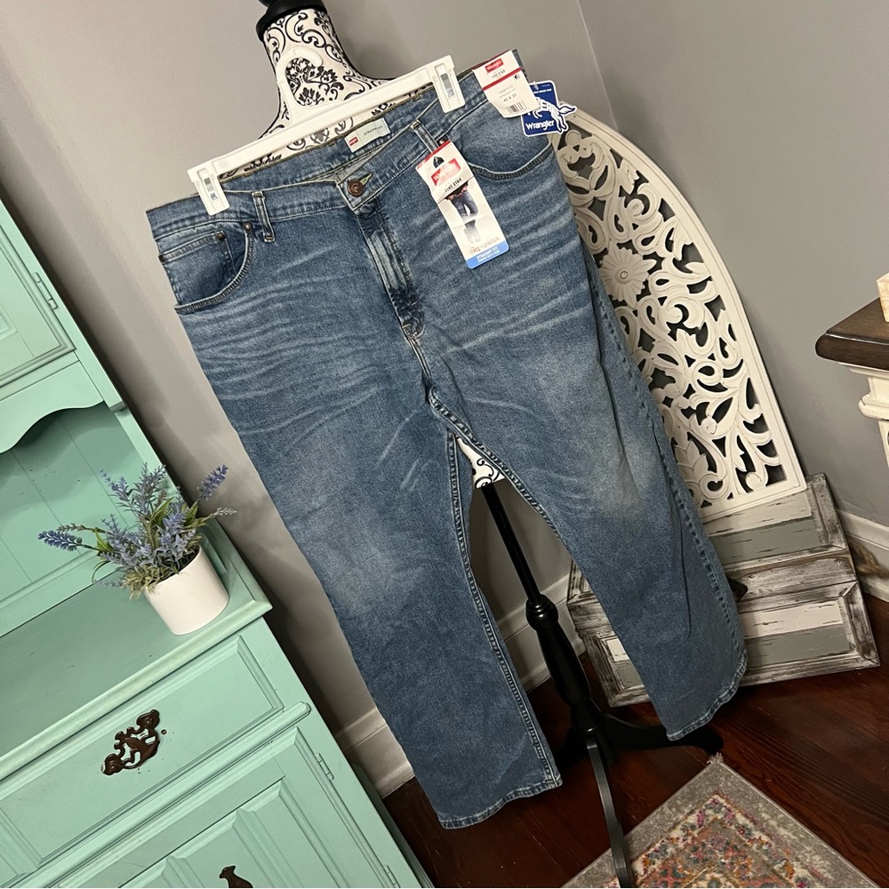 Wrangler Premium Quality Medium Wash Straight Fit Jean Size 40/30 NWT